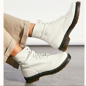 RARE NWOT Cream Pascal Doc Martens
